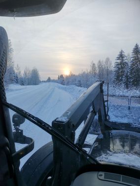 Talvinen näkymä traktorin kyydistä